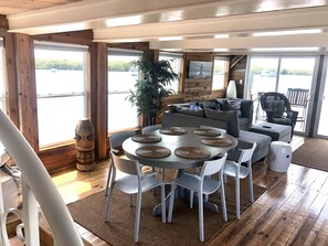 The Grey Lady: Luxury Bungalow, Gorgeous View | In-room dining