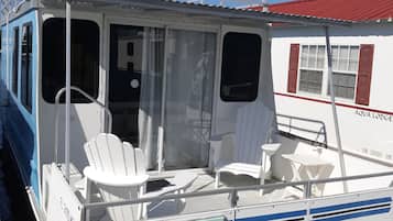 Basic Bungalow, 1 Queen Bed, Kitchen, Bay View (The Cozy Houseboat) | Terrace/patio