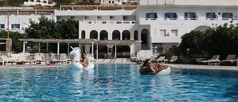 Piscina all'aperto, ombrelloni da piscina, lettini