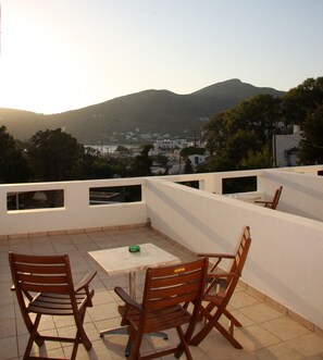 Habitació triple, vistes al mar | Servei de restauració a l'aire lliure | Ofereix vistes a la piscina 