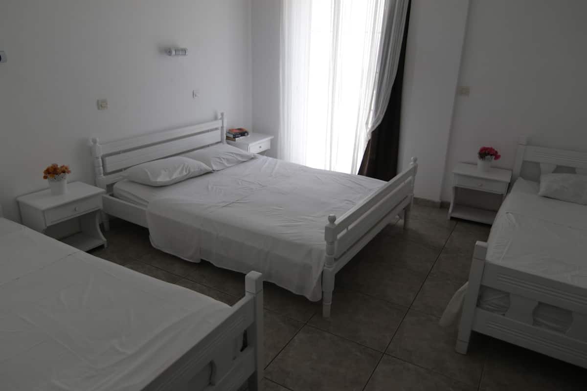 Habitación cuádruple económica | Caja de seguridad en la habitación, wifi gratis y ropa de cama