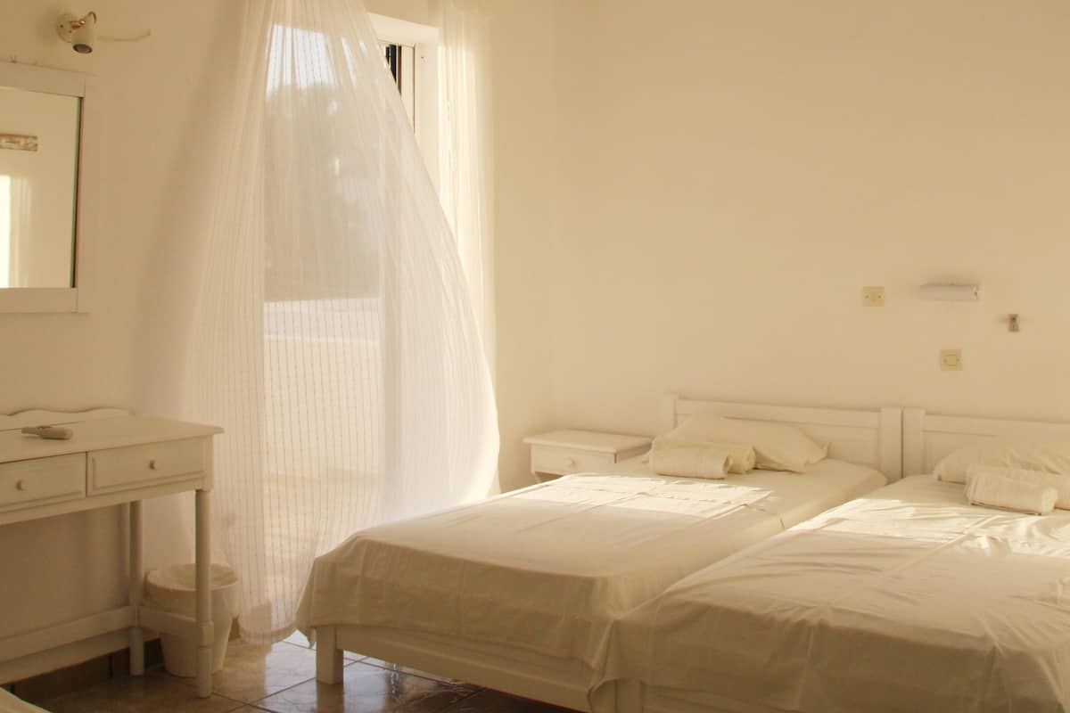 Habitación triple, vista al mar | Caja de seguridad en la habitación, wifi gratis y ropa de cama