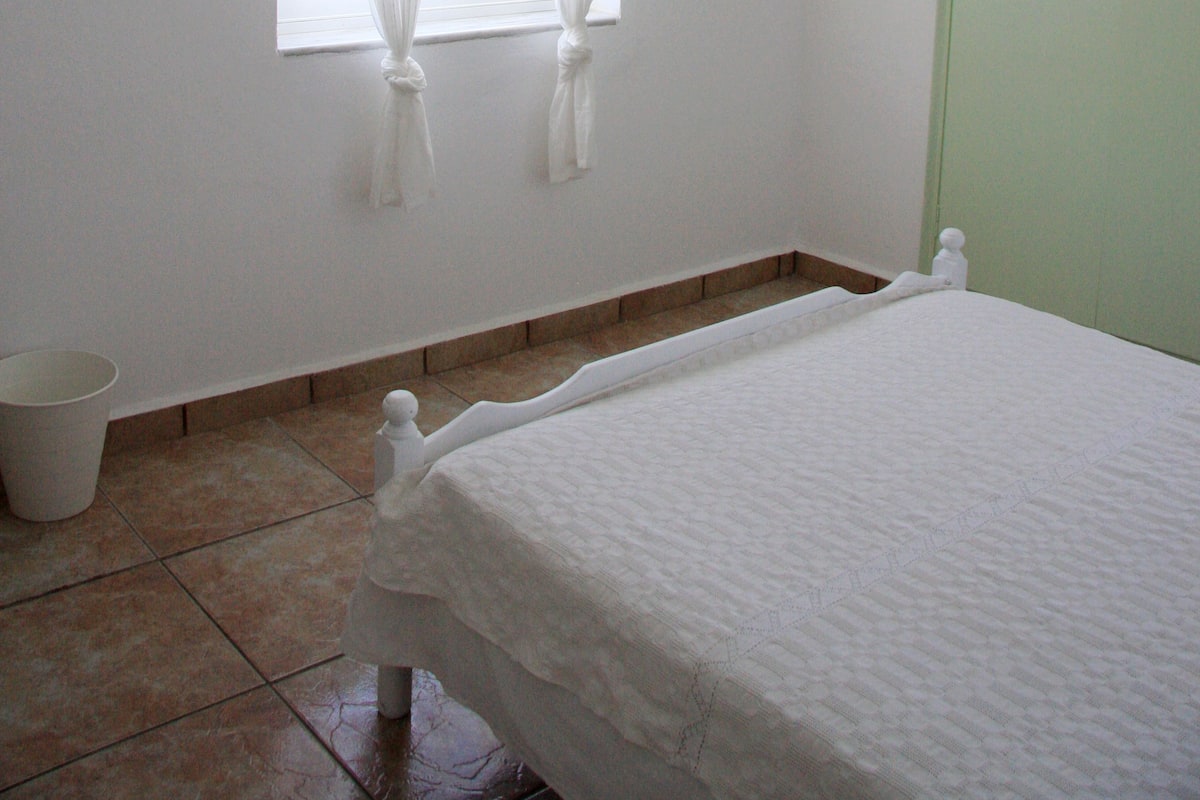 Habitación doble, vista al mar | Caja de seguridad en la habitación, wifi gratis y ropa de cama