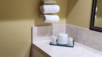 Ensemble baignoire-douche, articles de toilette (gratuits)