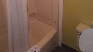 Bañera con ducha, artículos de tocador gratuitos, toallas, jabón