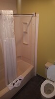 Habitación básica, 2 camas dobles, no fumadores, frigorífico y microondas | Baño | Ducha y bañera combinadas y artículos de higiene personal gratuitos