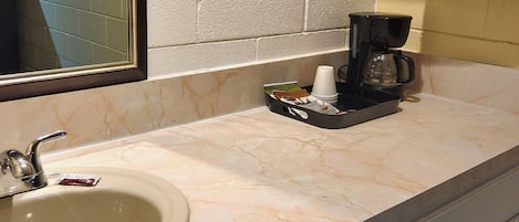 Chambre Simple, 1 trÚs grand lit, non-fumeurs, réfrigérateur et four à micro-ondes | Literie de qualité supérieure, bureau, fer et planche à repasser