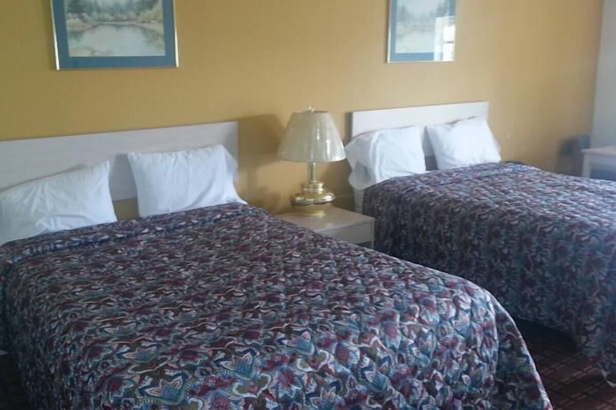 Standard Room, 2 Queen Beds | Desk, WiFi (free)