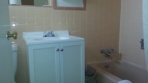 Shower, towels - XIT Ranch Motel (Dalhart)