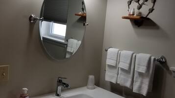 Family Cottage, 2 Queen Beds | Bathroom | Free toiletries, hair dryer
