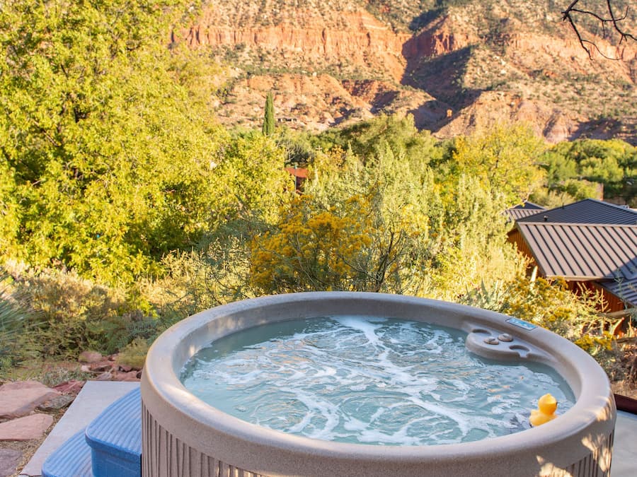 Ein Whirlpool mit Blick auf eine Berglandschaft.