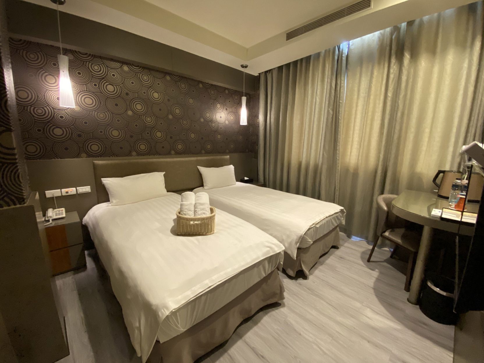 Ropa de cama de alta calidad, cubrecamas y muebles diferentes 