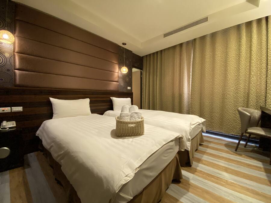 Habitación de diseño con 1 cama doble o 2 individuales | Ropa de cama de alta calidad, edredones de plumas, mobiliario individual