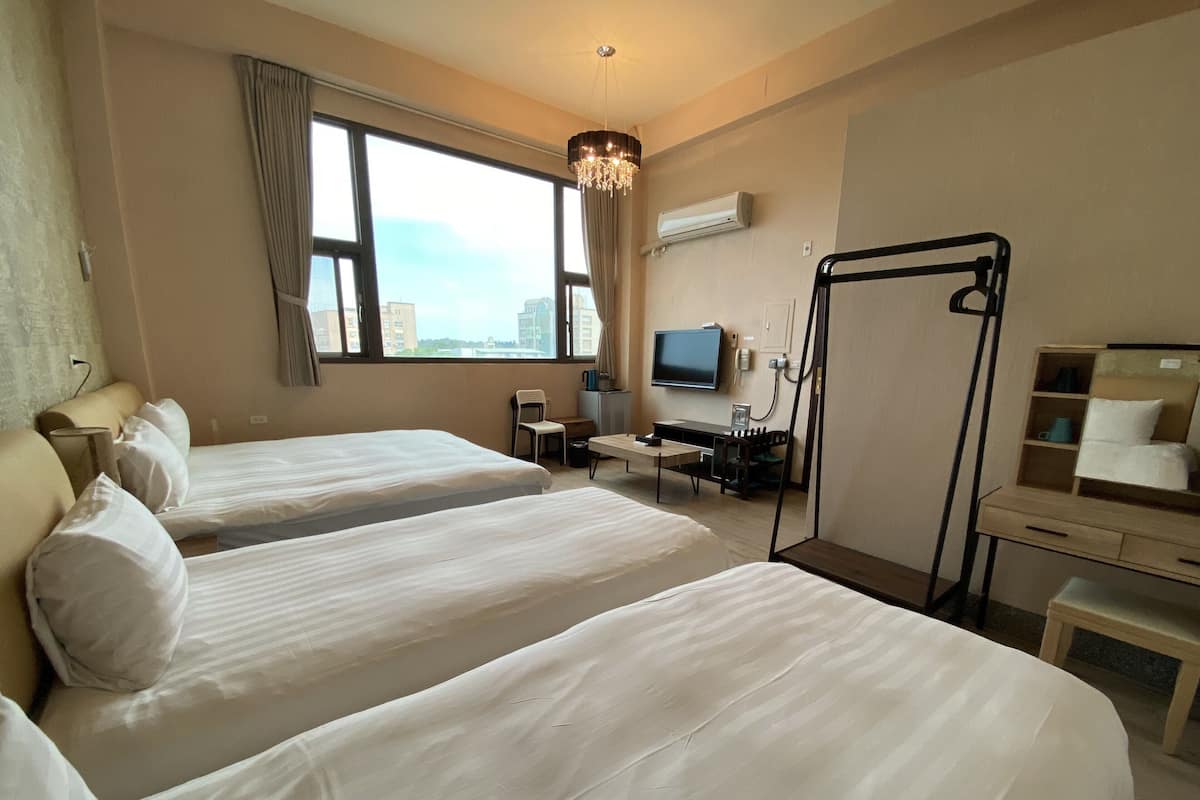 Premium bedding, down duvets, individually furnished, desk
