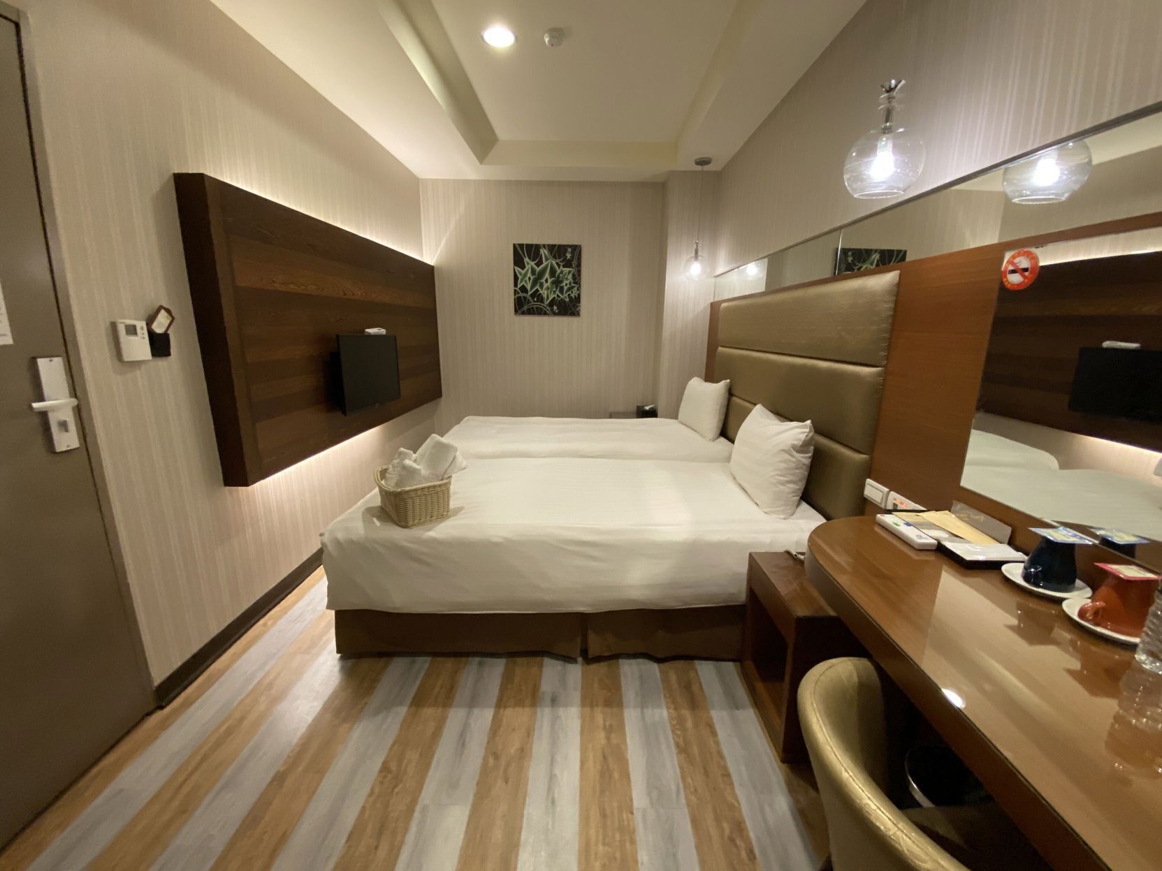 Ropa de cama de alta calidad, cubrecamas y muebles diferentes 