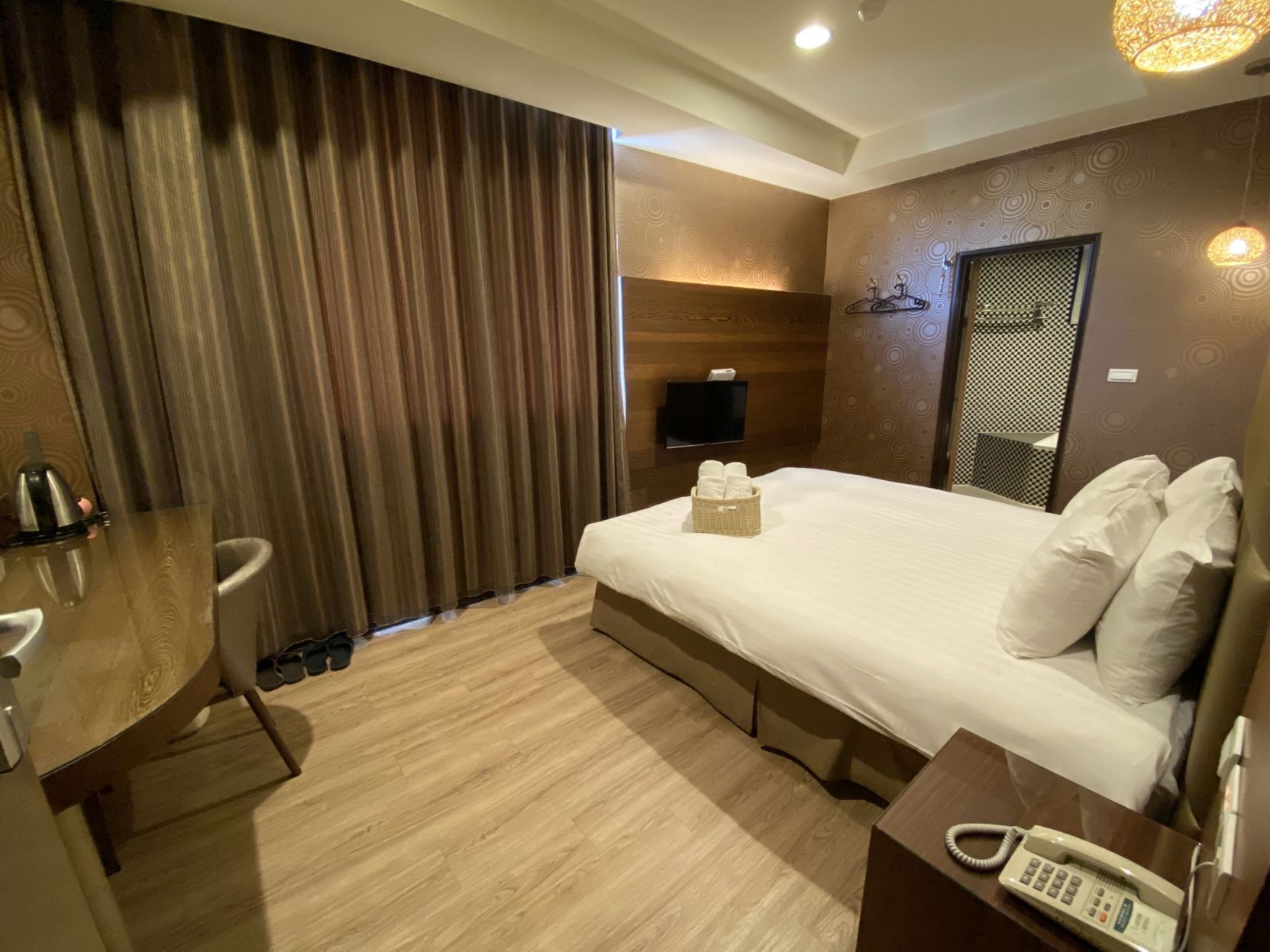 Ropa de cama de alta calidad, cubrecamas y muebles diferentes 