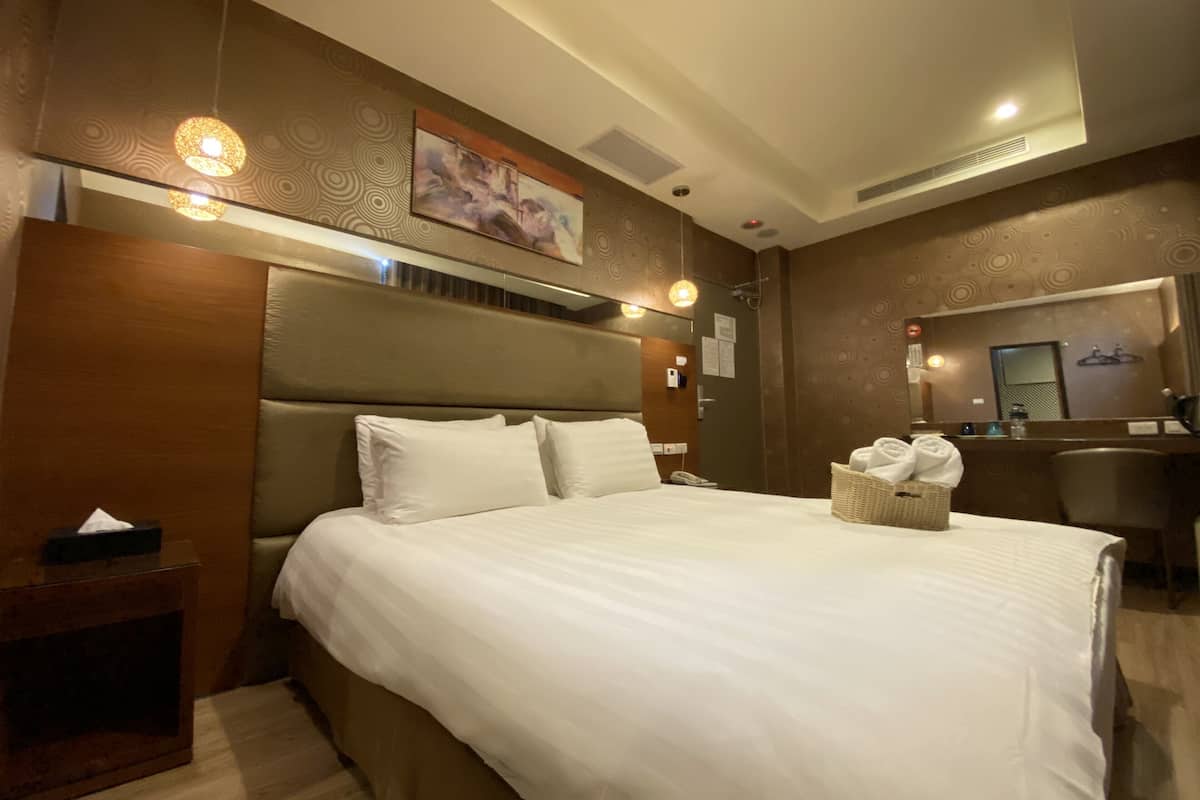 Premium bedding, down duvets, individually furnished, desk