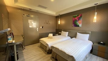 Design szoba kétszemélyes vagy két külön ággyal | Prémium ágynemű, pehelypaplan, egyedi berendezés és íróasztal