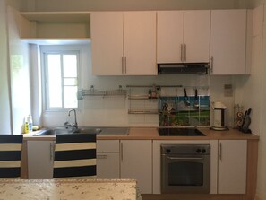 Casa | Cocineta privada | Refrigerador, microondas y cafetera y tetera 