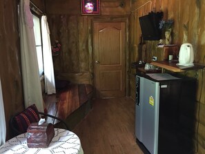 Casa (Log House) | Área de sala de estar | Televisión y reproductor de DVD 