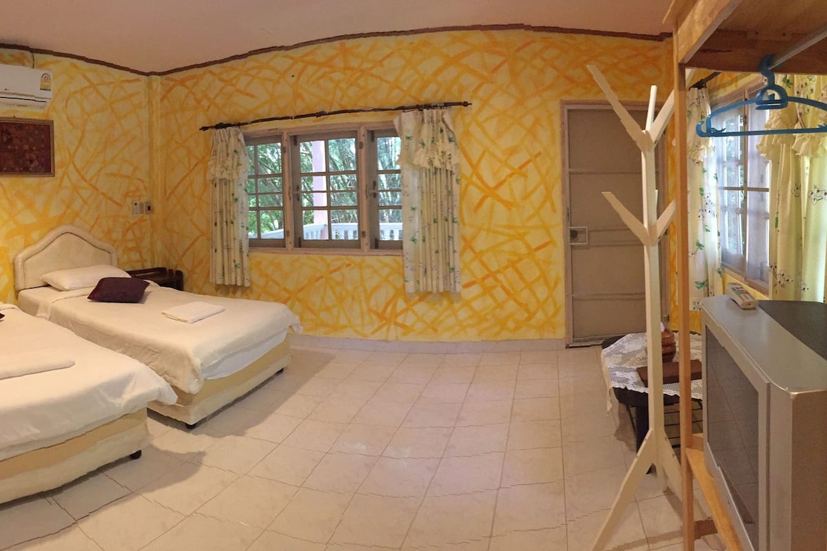 Chambre familiale | Bureau, lit d’appoint (supplément), accès au Wi-Fi (inclus)