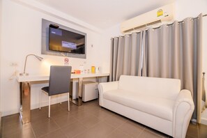 Escritorio, wifi gratis y ropa de cama