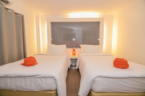 Desk, free WiFi, bed sheets - The Original Orange Rooms (Nakhon Si Thammarat)