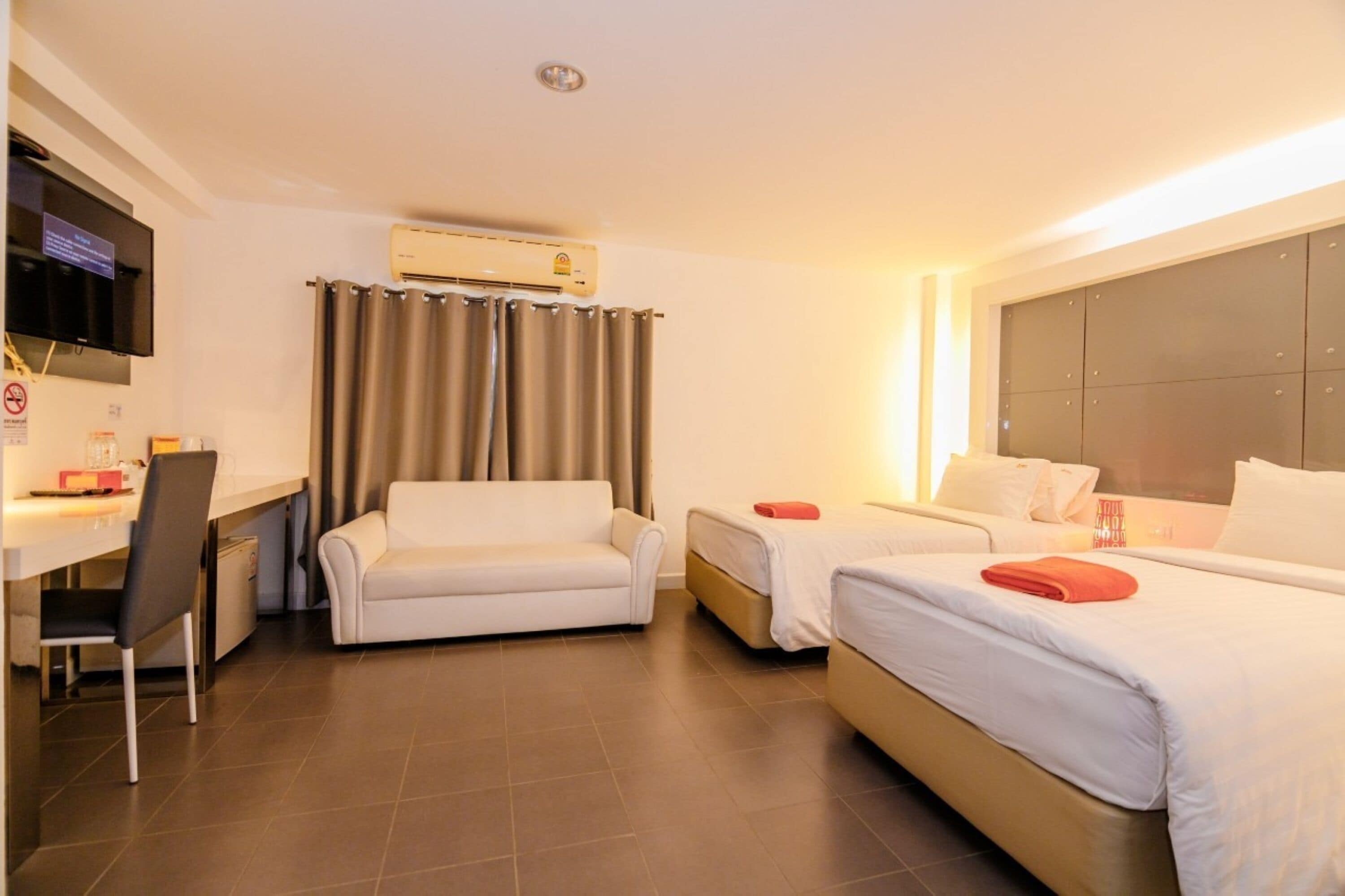 deluxe twin room | desk, free wifi, bed sheets
