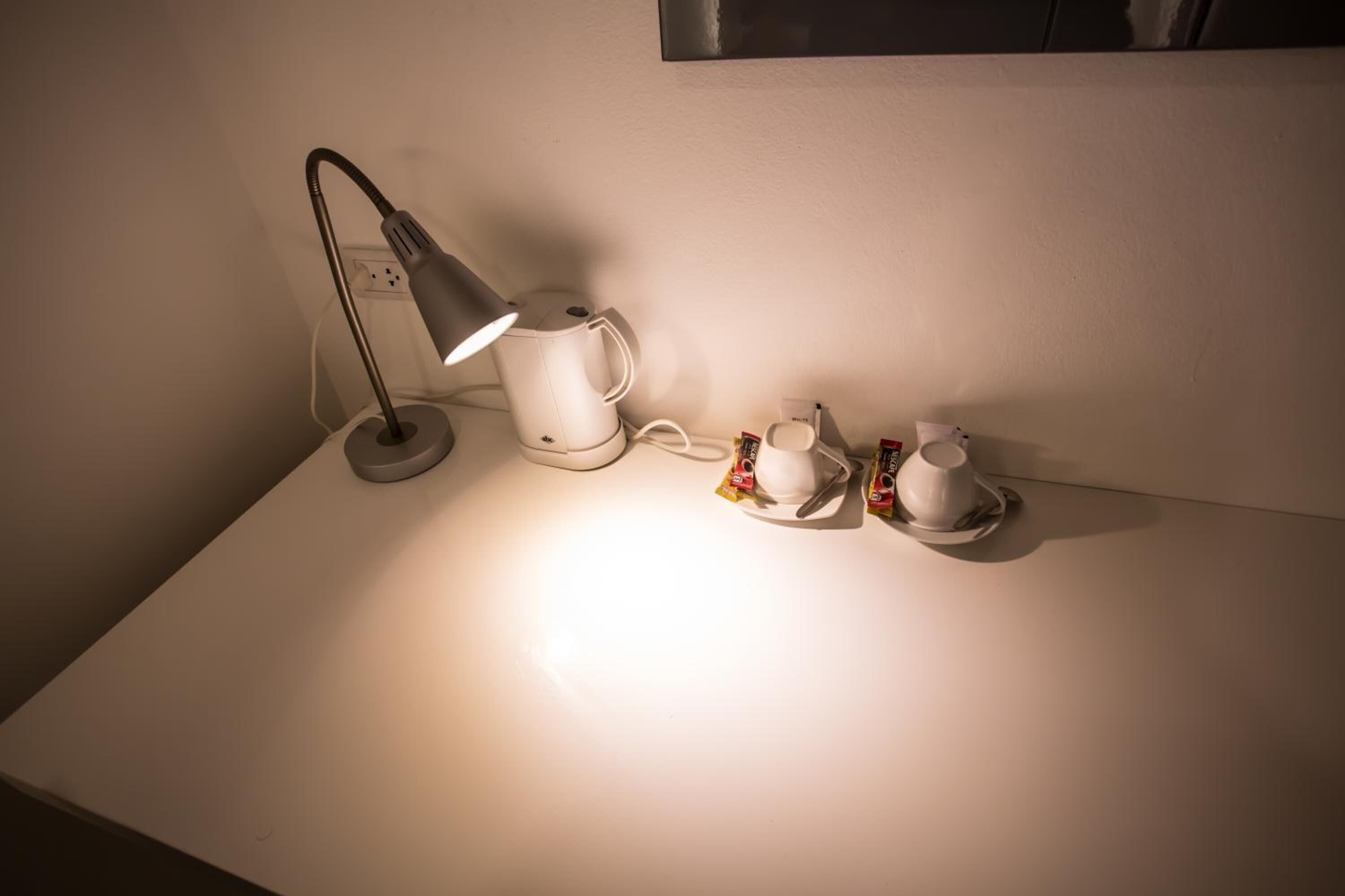 desk, free wifi, bed sheets