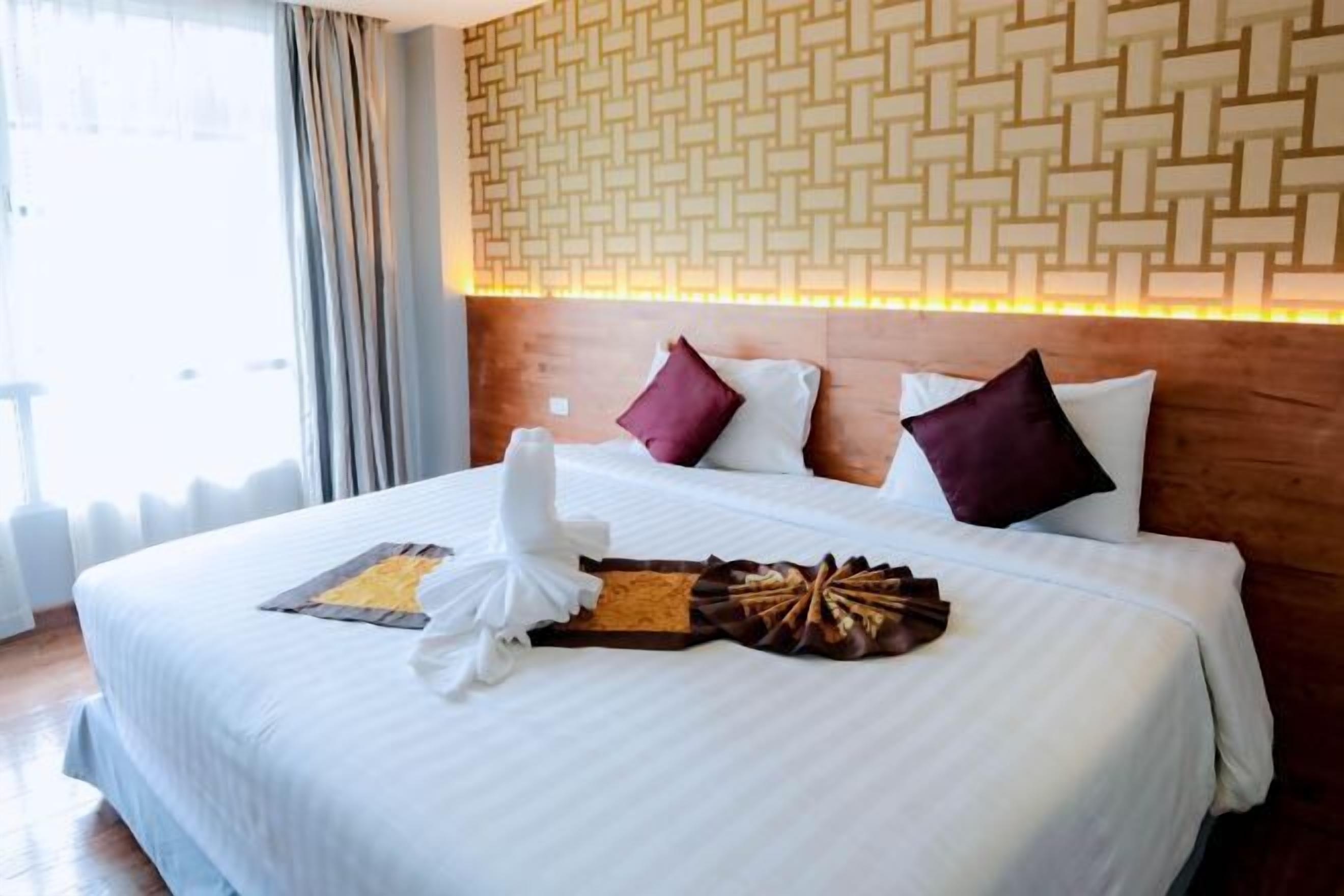 Desk, rollaway beds, free WiFi