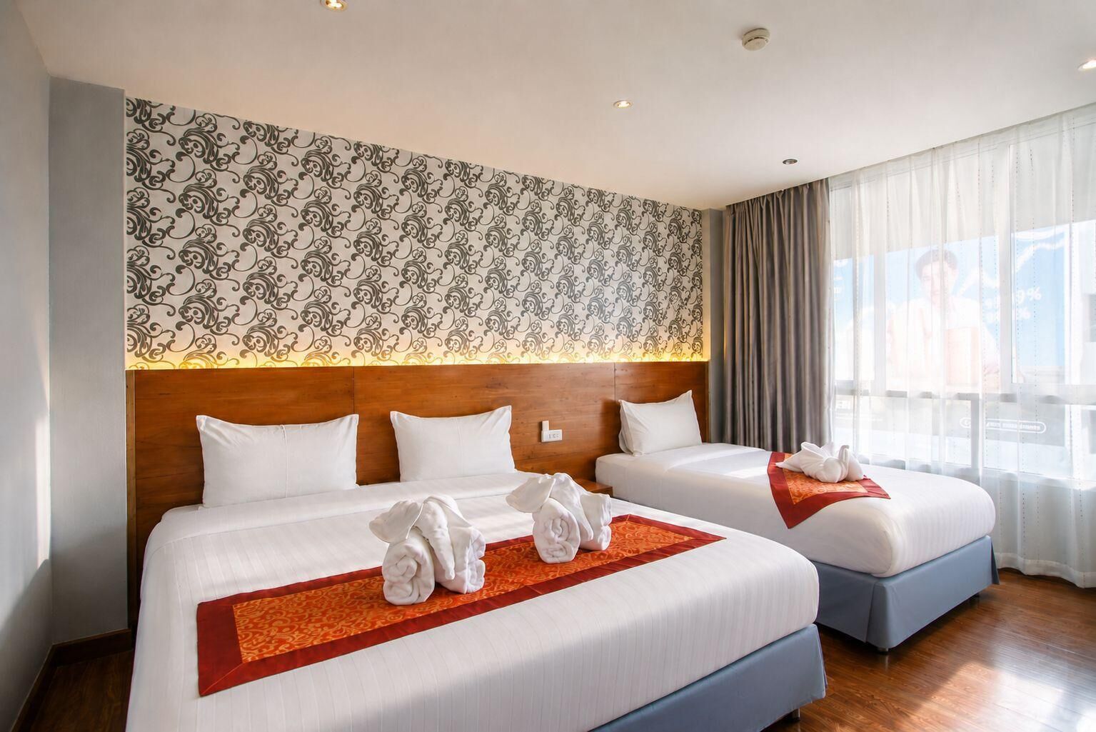 Desk, rollaway beds, free WiFi
