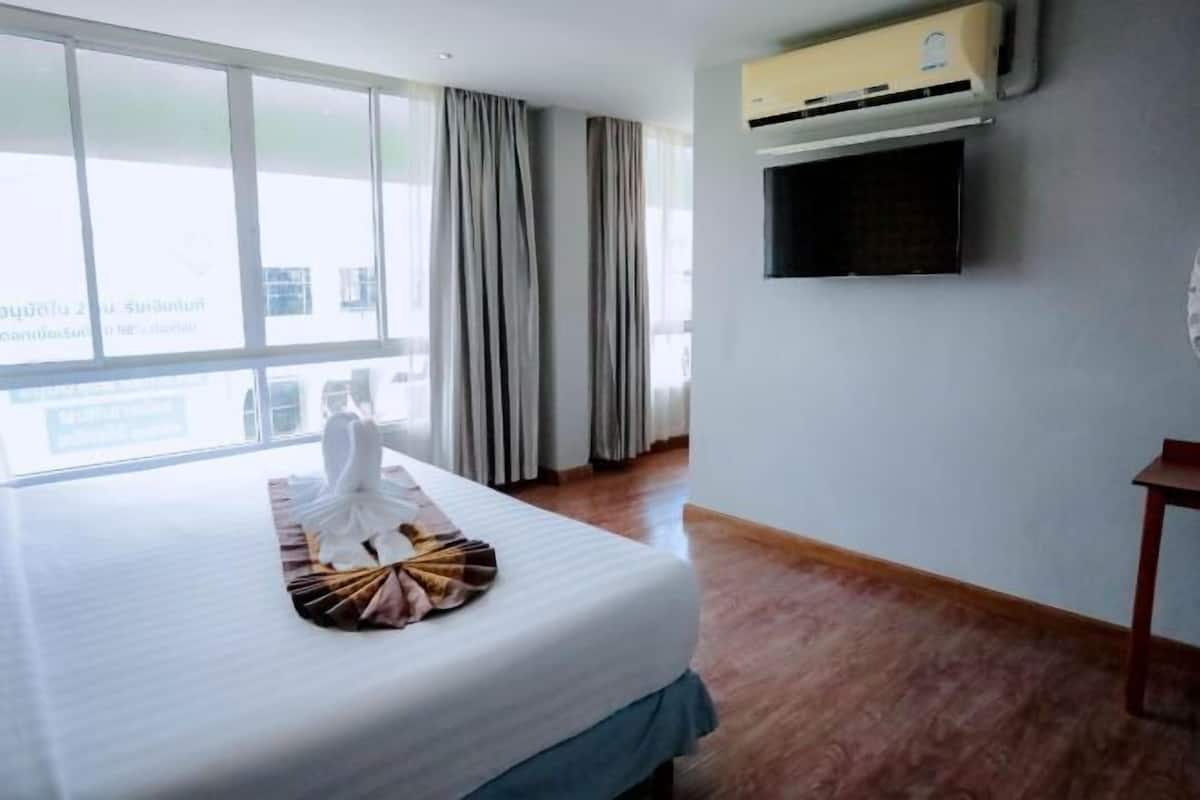 Desk, rollaway beds, free WiFi