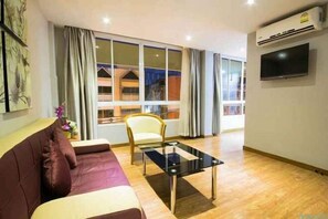 Desk, rollaway beds, free WiFi
