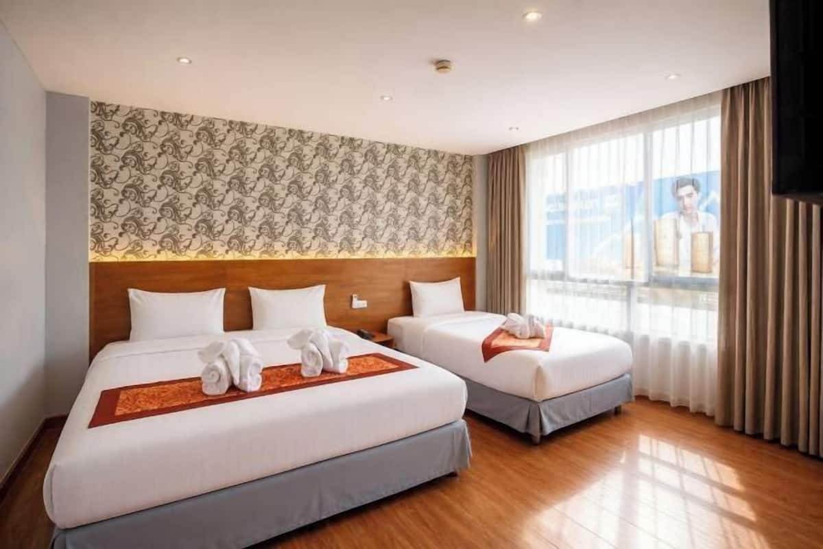 Desk, rollaway beds, free WiFi