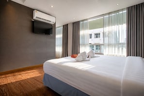 Desk, rollaway beds, free WiFi