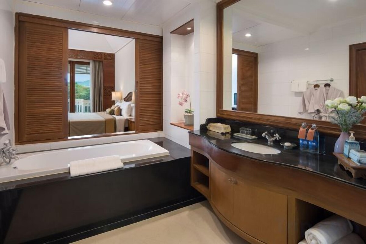Bañera y ducha independientes, bañera profunda