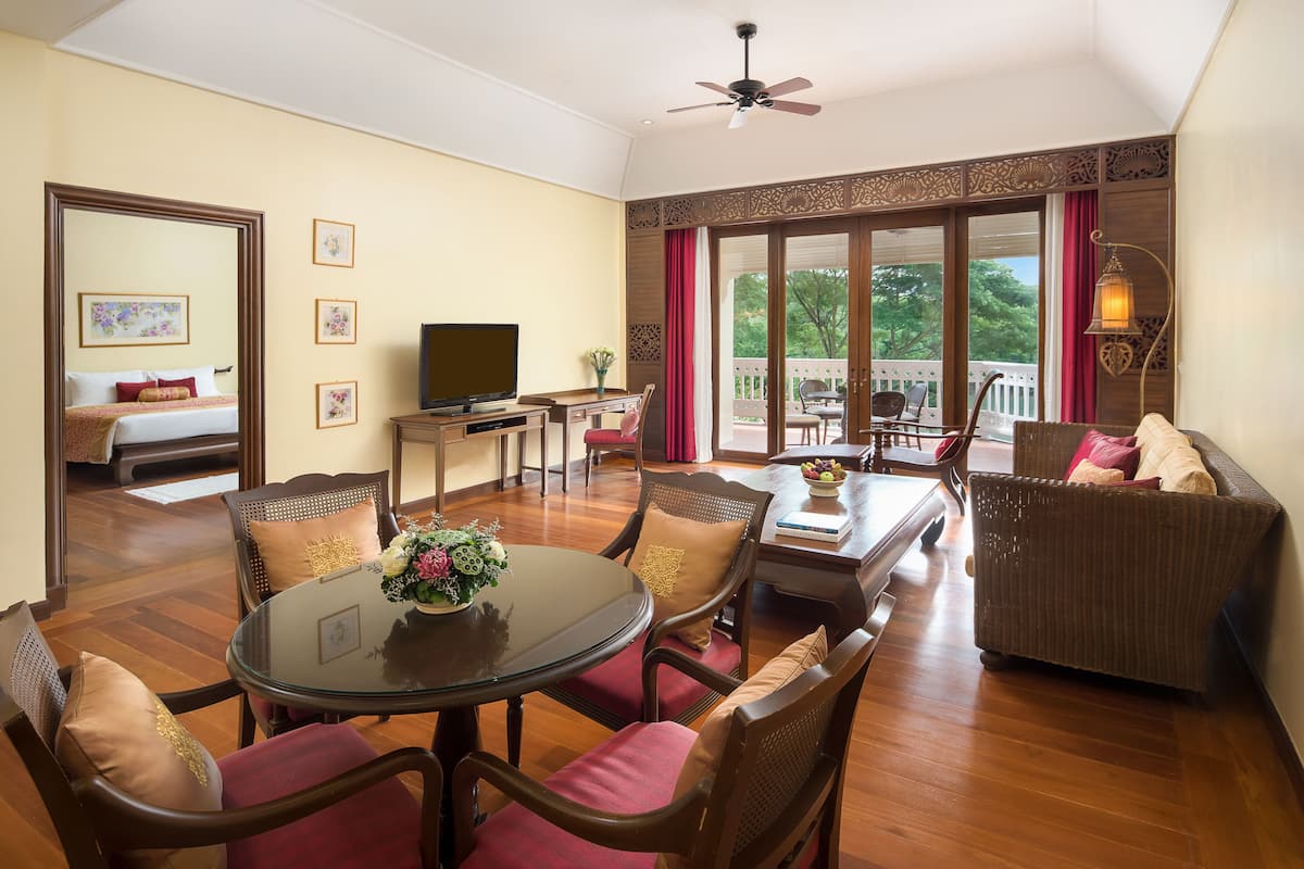 Grand Suite | Minibar, in-room safe, individually decorated, desk