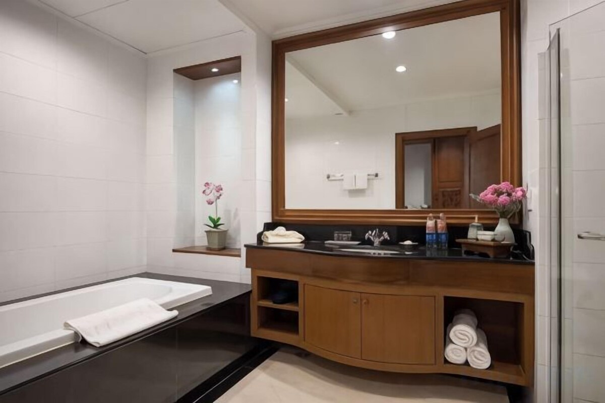 Bathroom | Separate tub and shower, deep soaking tub, rainfall showerhead