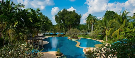 Una piscina al aire libre (de 07:00 a 20:00), sombrillas, tumbonas