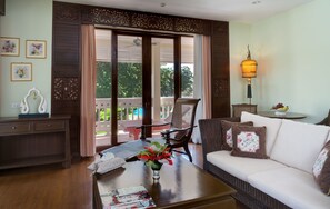 32-tums LCD-tv med kabelkanaler, tv och böcker