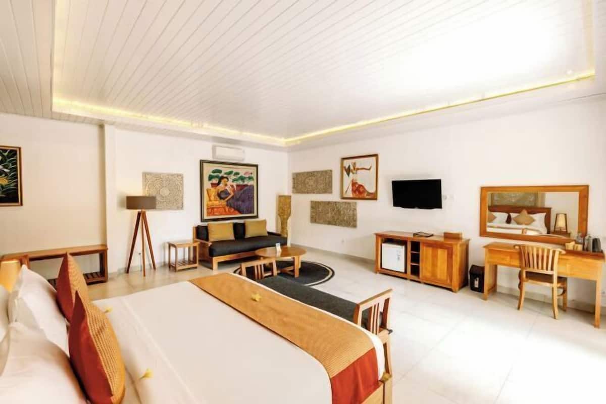 Premium bedding, in-room safe, desk, iron/ironing board