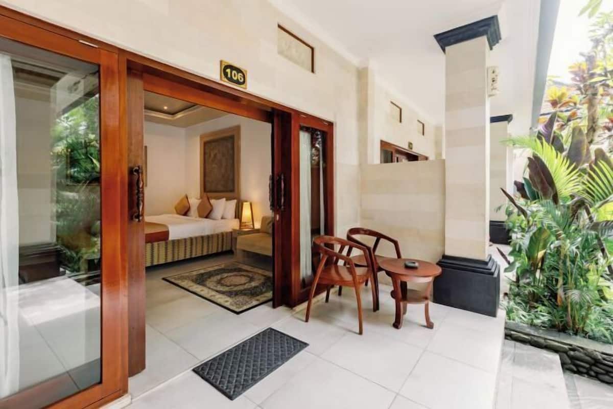 Premium bedding, in-room safe, desk, iron/ironing board