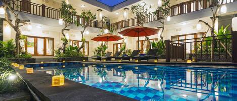 Kolam renang outdoor, dengan kursi berjemur