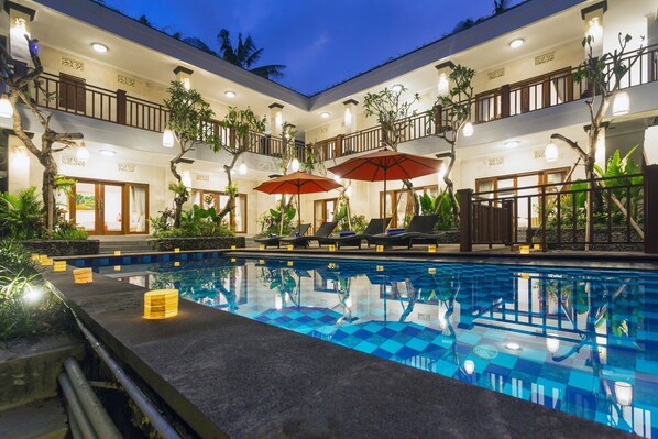 Outdoor pool, sun loungers - Puri Payogan Villa Ubud (Ubud)