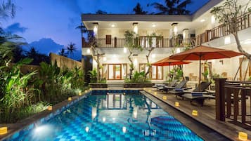 Outdoor pool, pool loungers