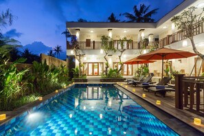 Outdoor pool, sun loungers - Puri Payogan Villa Ubud (Ubud)