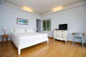 Villa, 1 soverom | Sengetøy av topp kvalitet, senger med overmadrass og safe på rommet