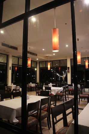 供應早餐、午餐、晚餐;泰國菜