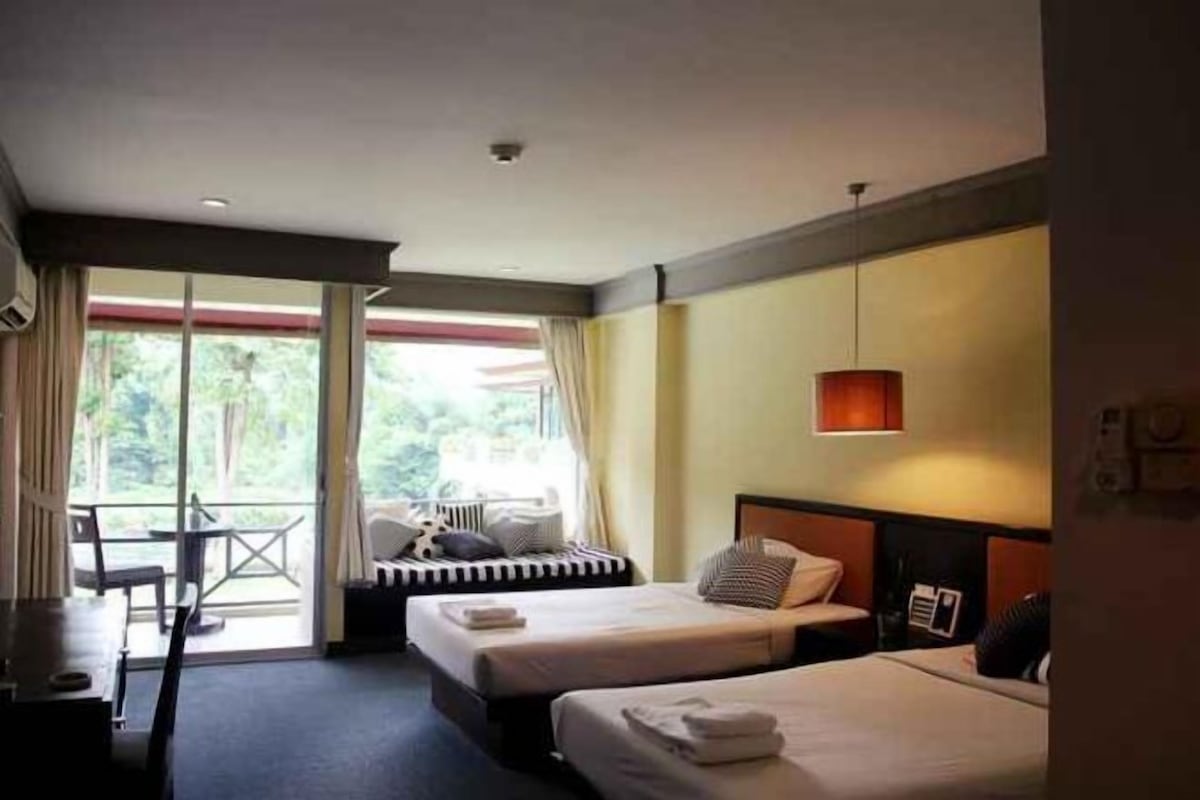 Minibar, in-room safe, desk, free WiFi