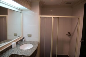 Superior-Zimmer, Parkblick | Badezimmer | Badewanne und Dusche (separat), kostenlose Toilettenartikel
